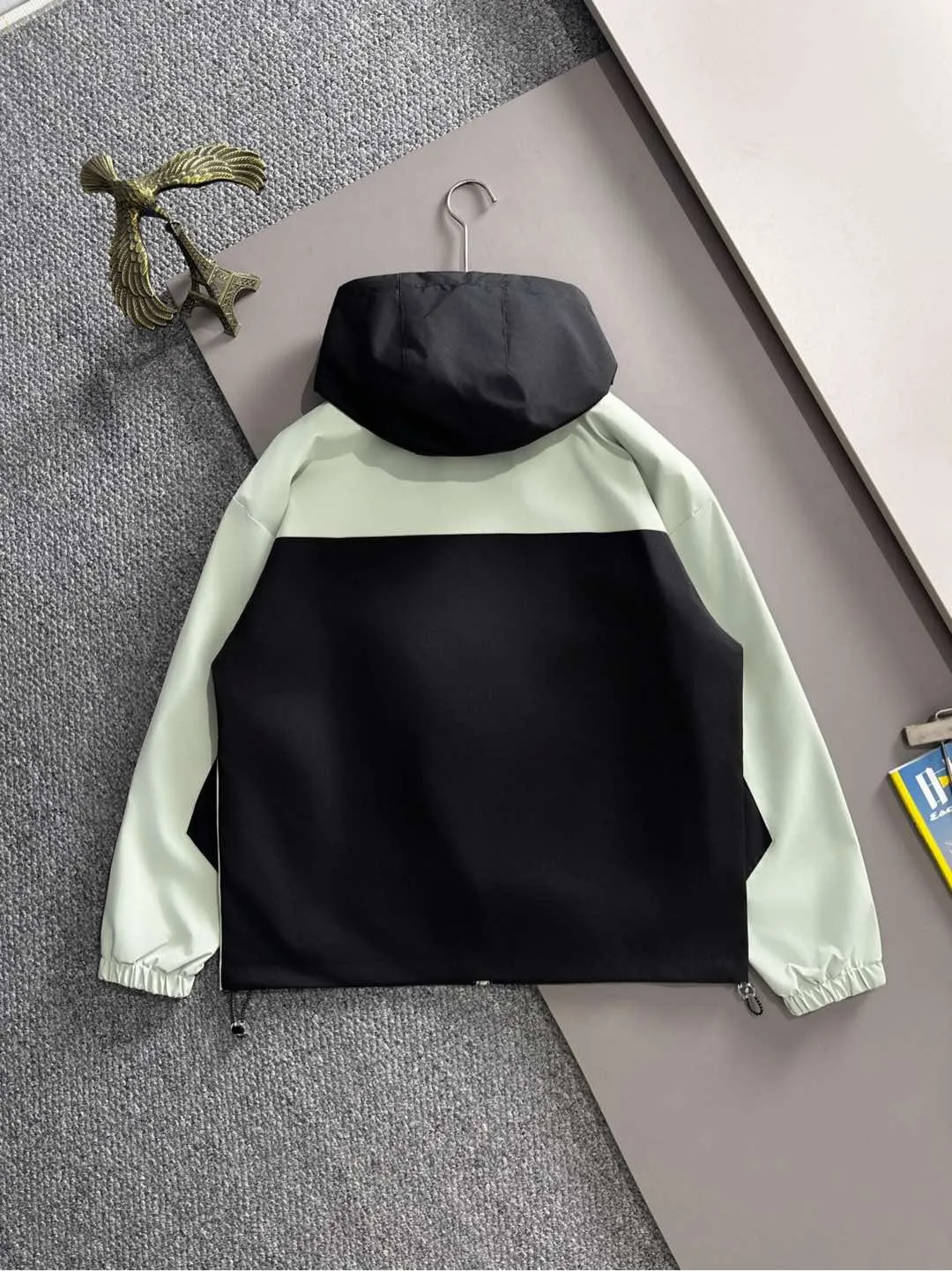 P460 Stone Island 2025 autumn latest zipper windbreaker jacket jacket. Complete with three standards, custom-dyed nylon fabric, overall casual and upscale. The fabric texture is relatively thin, very light, and comfortable on the upper body, suitable for early autumn and spring wear. Simple lines, customized hardware zippers, elegant and concise style, light and comfortable to wear, extremely urban luxury and low-key elegance, with a casual and lazy feeling, the upper body effect is very good, quite wide and stylish, natural drape, simple and elegant! Top luxury classic style items, gentle High-end, quiet but full of power, it perfectly conveys the brand's sense of trend and recognition. The upper body is super cool and stylish, and extremely luxurious, showing your rank, strength and taste from all aspects! The overall grade is even more obvious, the upper body is comfortable and unrestrained, and has a casual and loose effect. Size:S-2XL